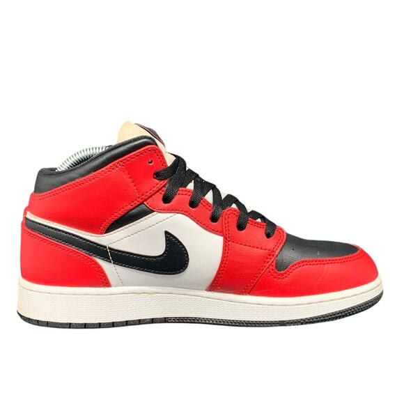 Jordan 1 Mid Chicago Black Toe Basketball Shoes 554725-069 Women’s Sz 8 - Picture 8 of 10